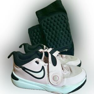 Nike team hustle d11 girls light pink basketball shoes‎ size 2 and knee pads